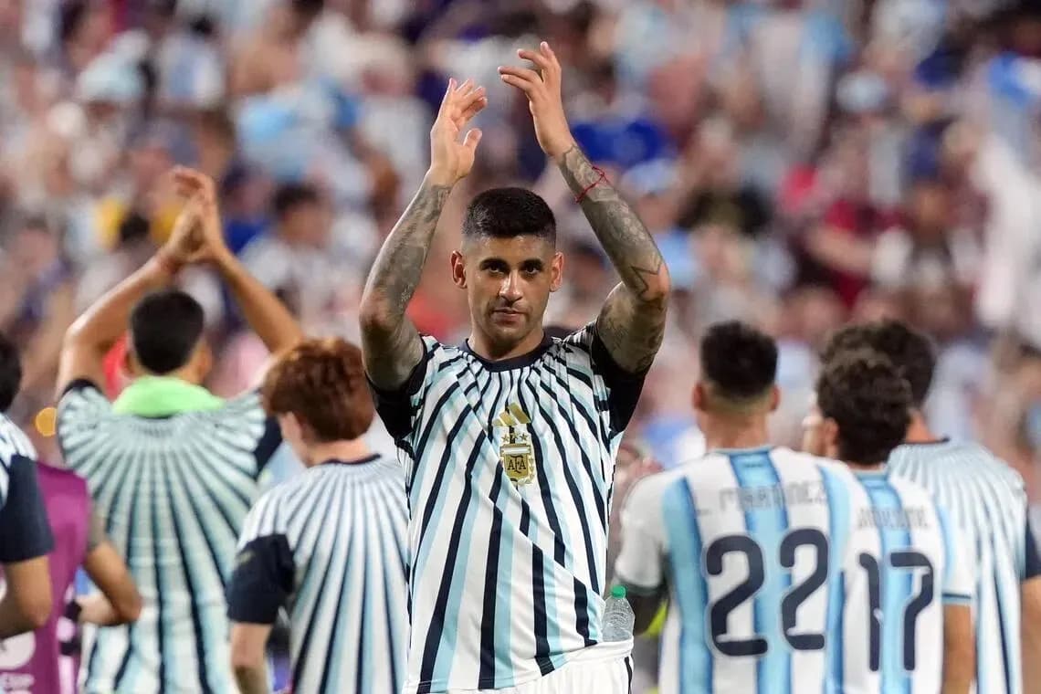 Jugador argentino aplaudiendo a la afición