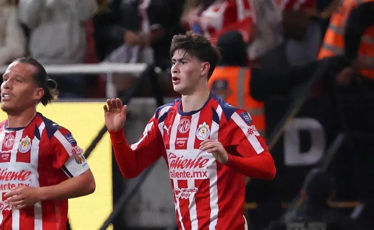 Jugador de Chivas celebrando un gol