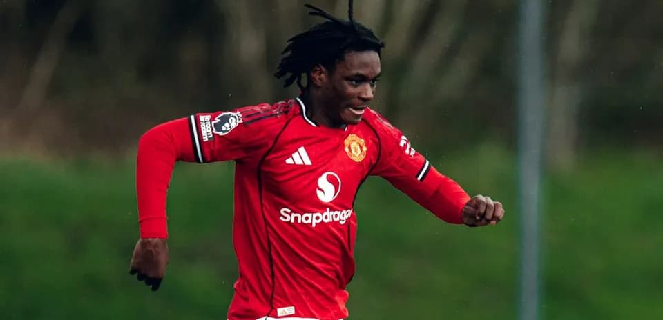 Jugador de Manchester United corriendo durante el partido