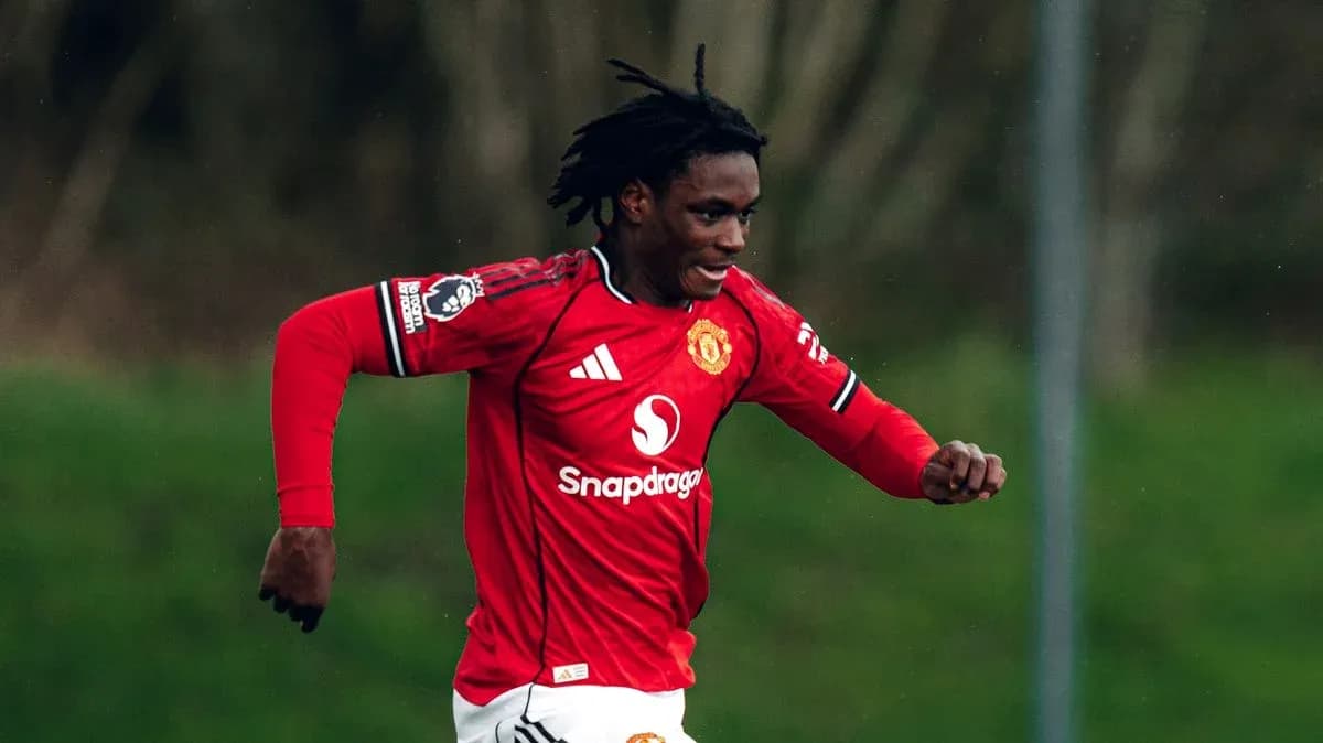 Jugador de Manchester United corriendo durante el partido