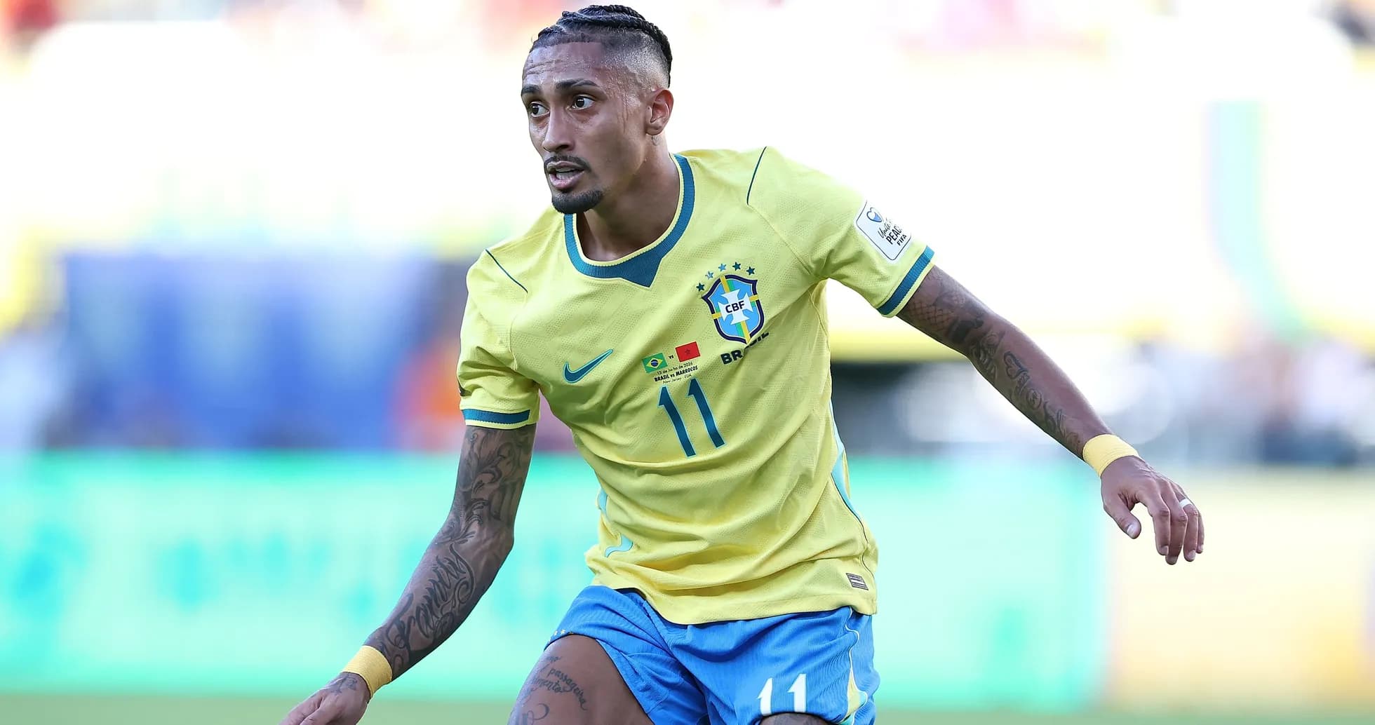 Jugador de Brasil corriendo en campo durante partido