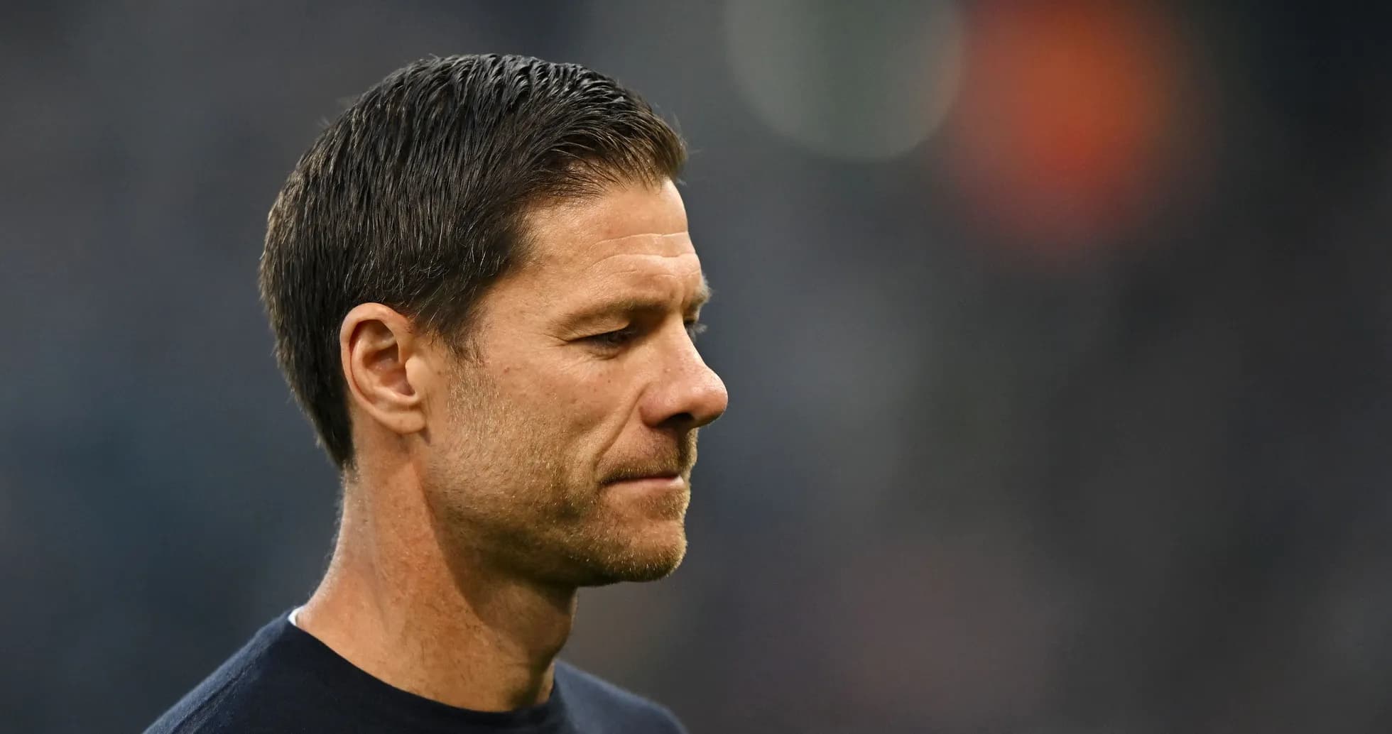 Entrenador observando durante un partido de fútbol
