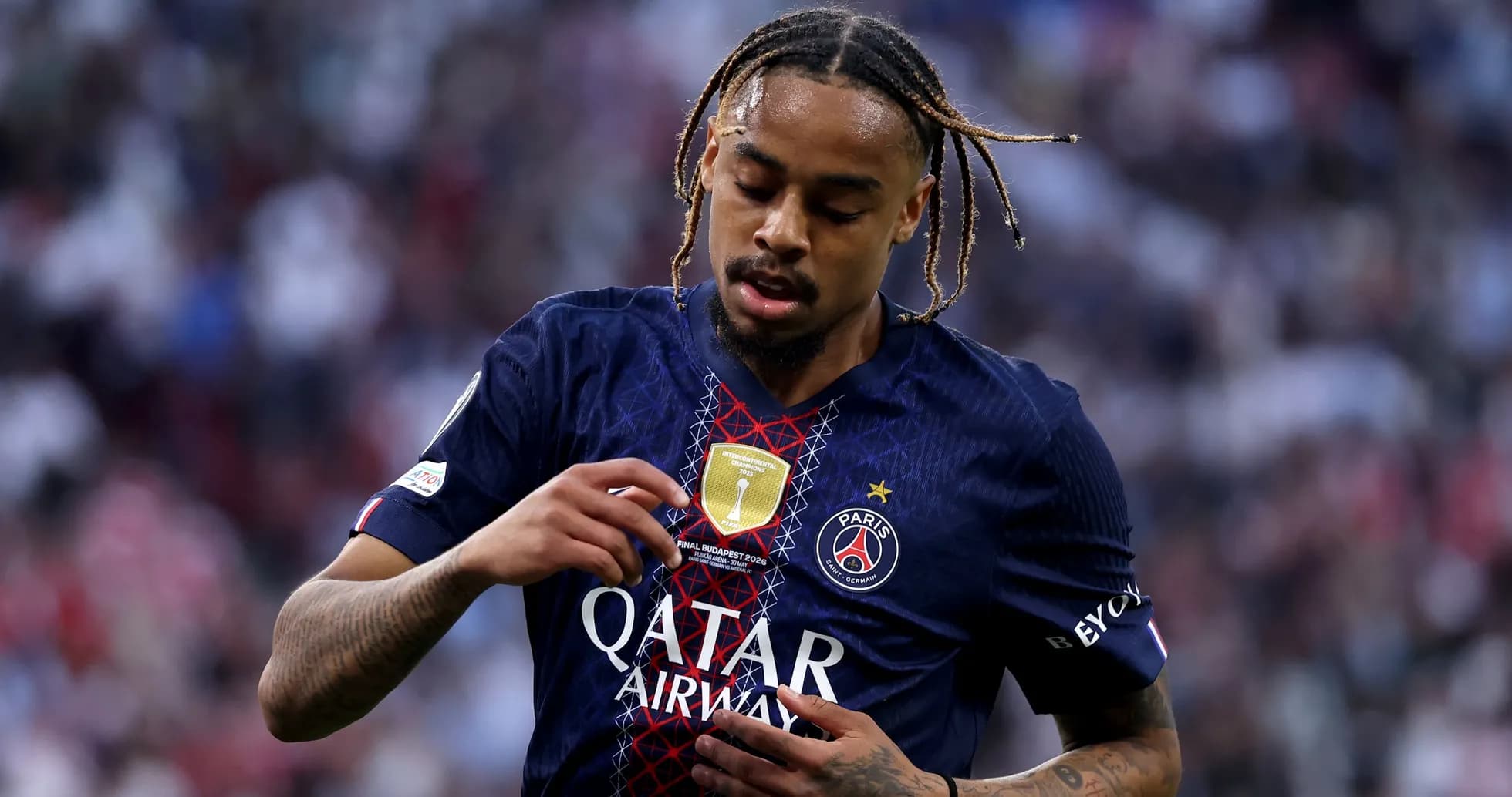 Jugador del PSG mostrando su medalla en el pecho