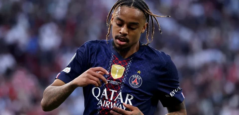 Jugador del PSG mostrando su medalla en el pecho
