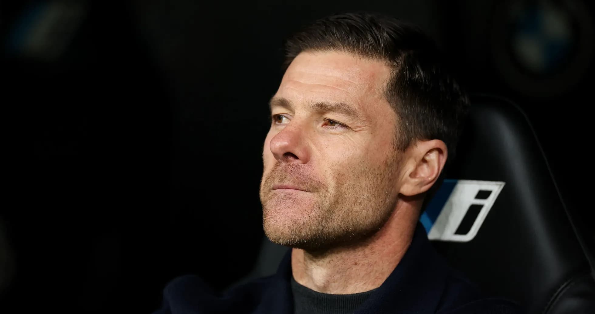 Entrenador observando desde el banquillo durante el partido