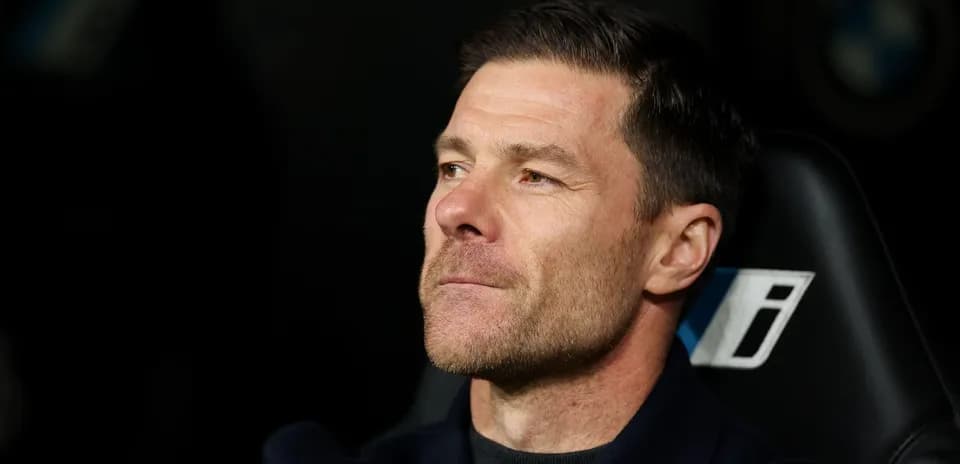 Entrenador observando desde el banquillo durante el partido