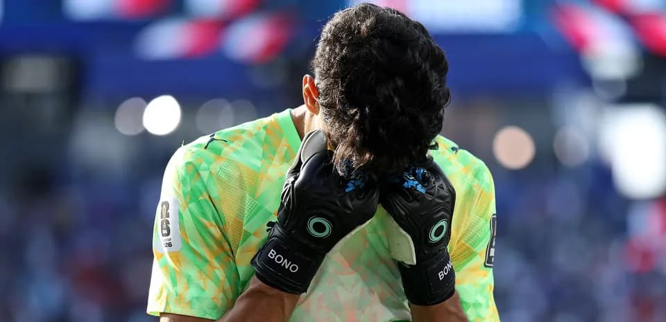 Portero cubriendo su rostro con guantes durante el partido