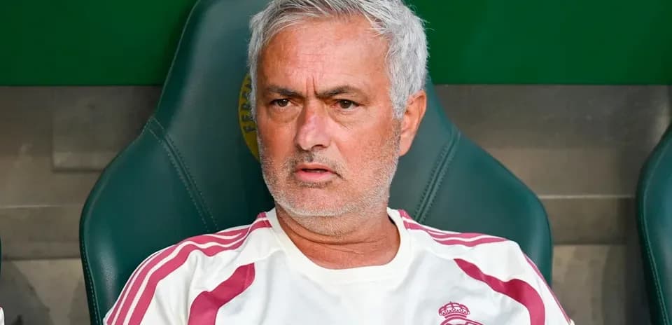 Entrenador sentado en el banquillo de fútbol
