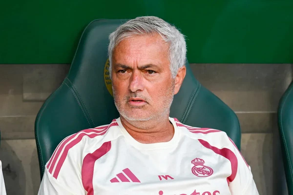Entrenador sentado en el banquillo de fútbol