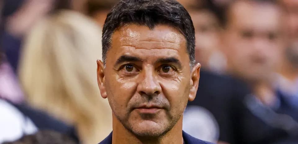 Entrenador observando el partido desde la línea lateral