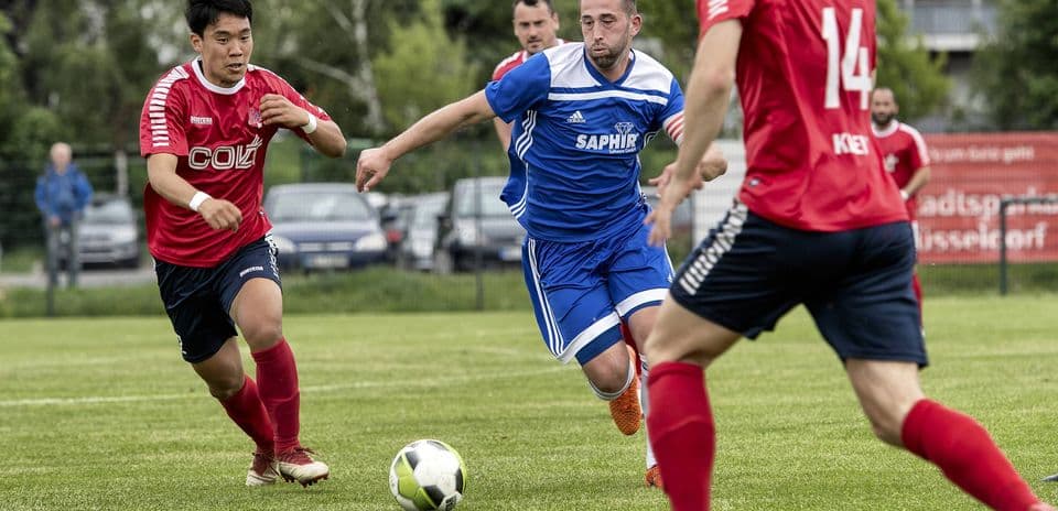 Jugadores compitiendo en un partido de fútbol