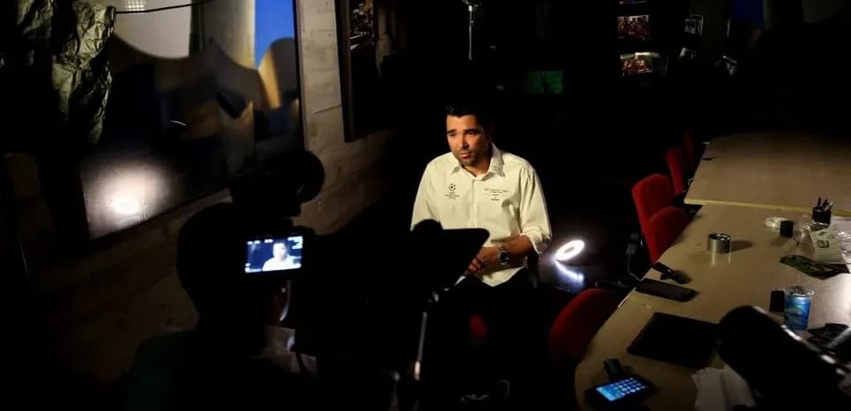 Entrevista en un estudio con iluminación profesional