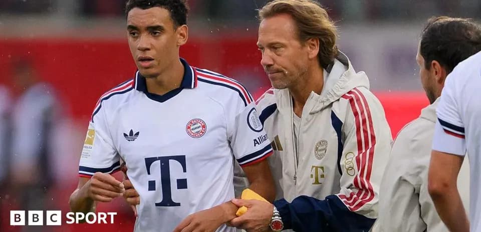 Jugador de Bayern Munich siendo atendido por el staff
