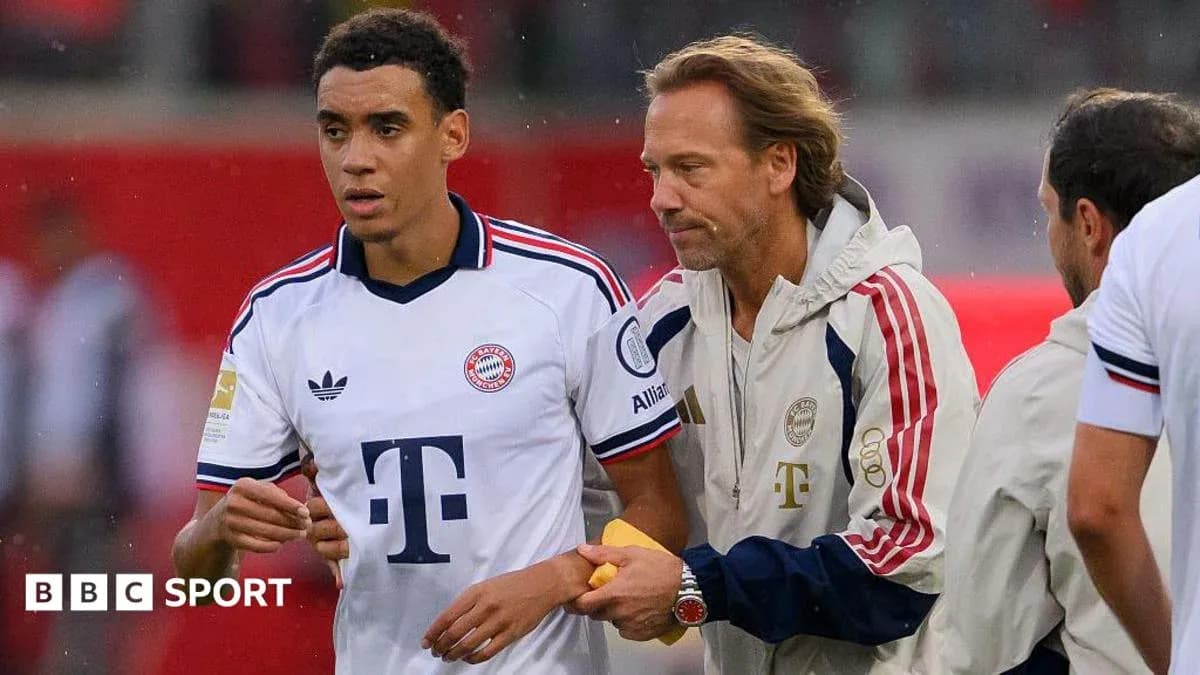 Jugador de Bayern Munich siendo atendido por el staff