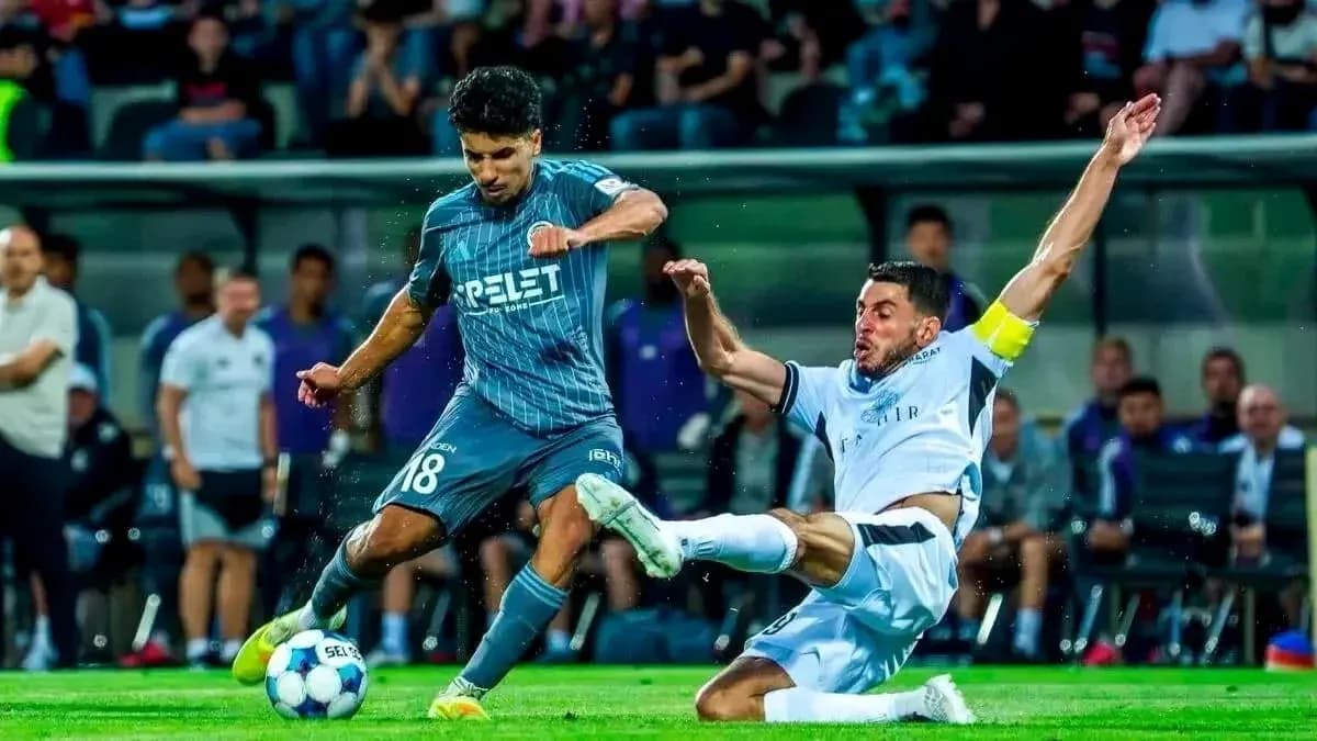 Jugador de Slovan Bratislava en acción contra Saburtalo