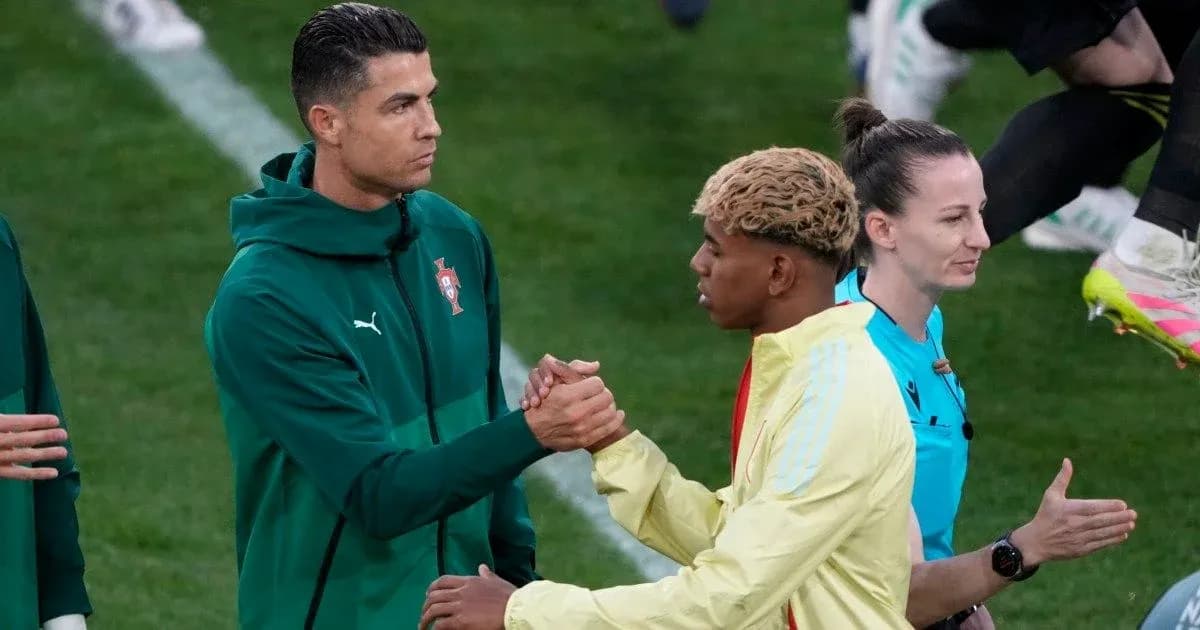 Cristiano Ronaldo saludando a un compañero de equipo