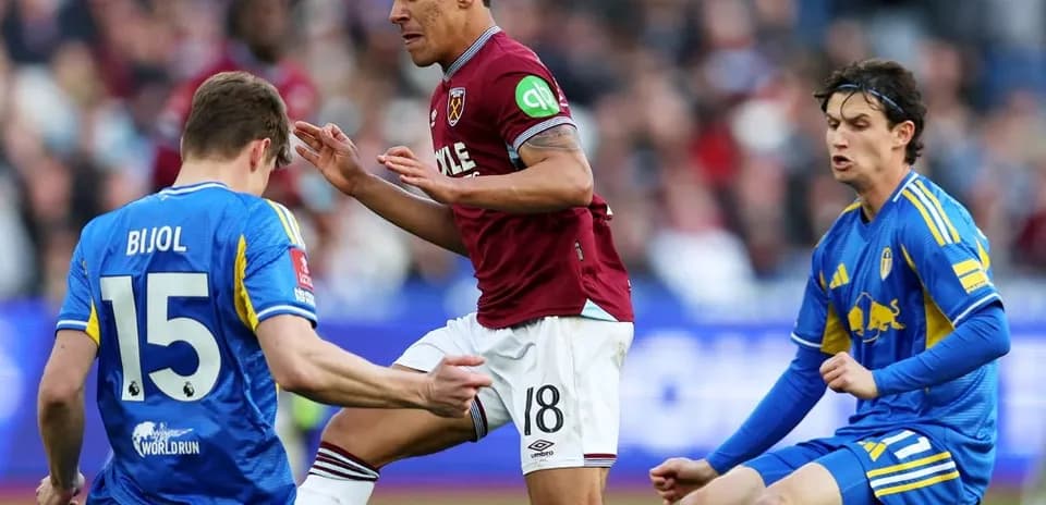 Jugadores de West Ham y Leeds en acción