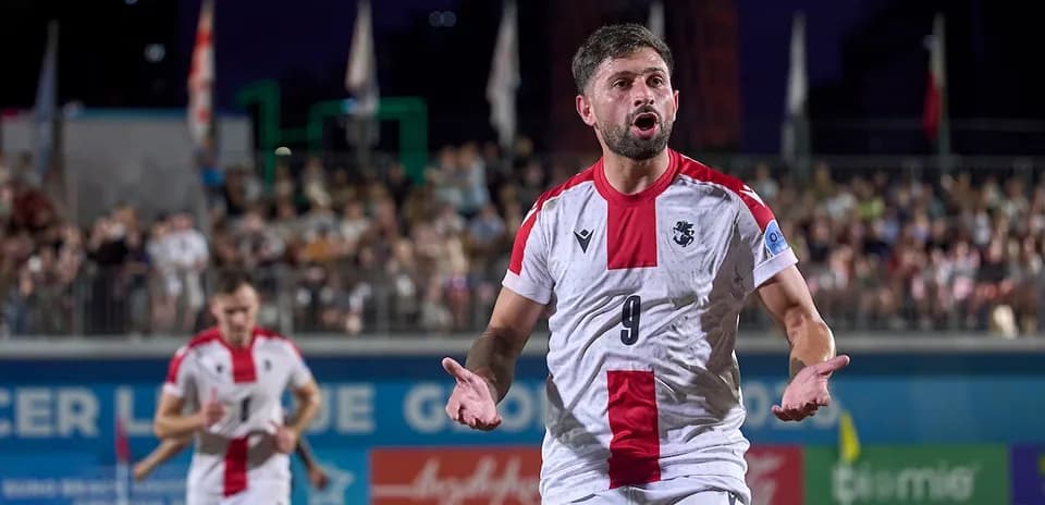 Jugador reclamando durante partido de fútbol playa