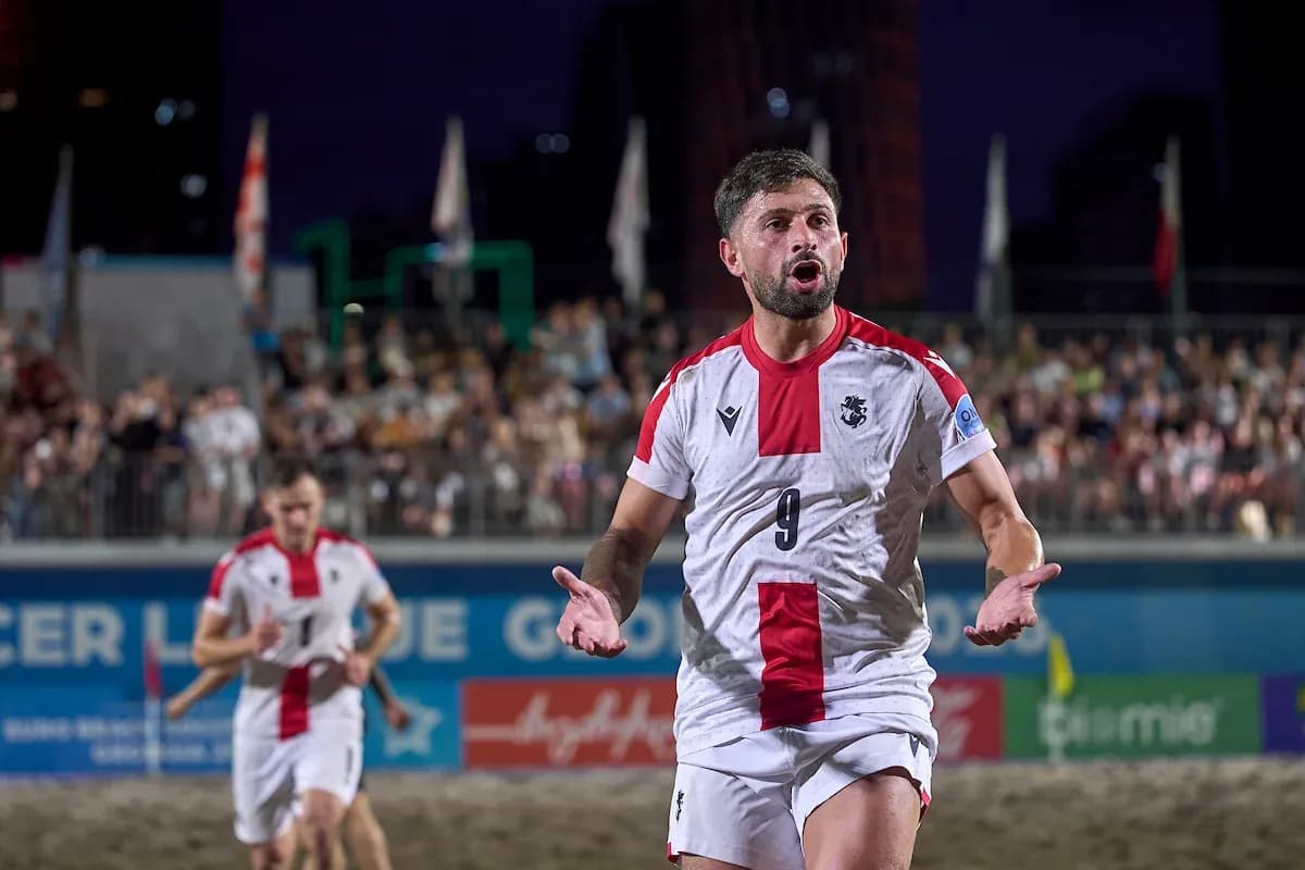 Jugador reclamando durante partido de fútbol playa