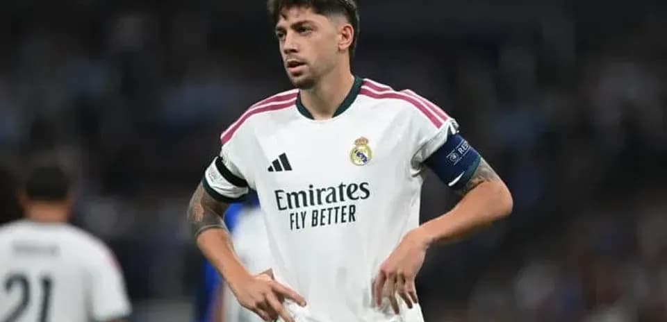 Jugador de Real Madrid con uniforme y cinta de capitán