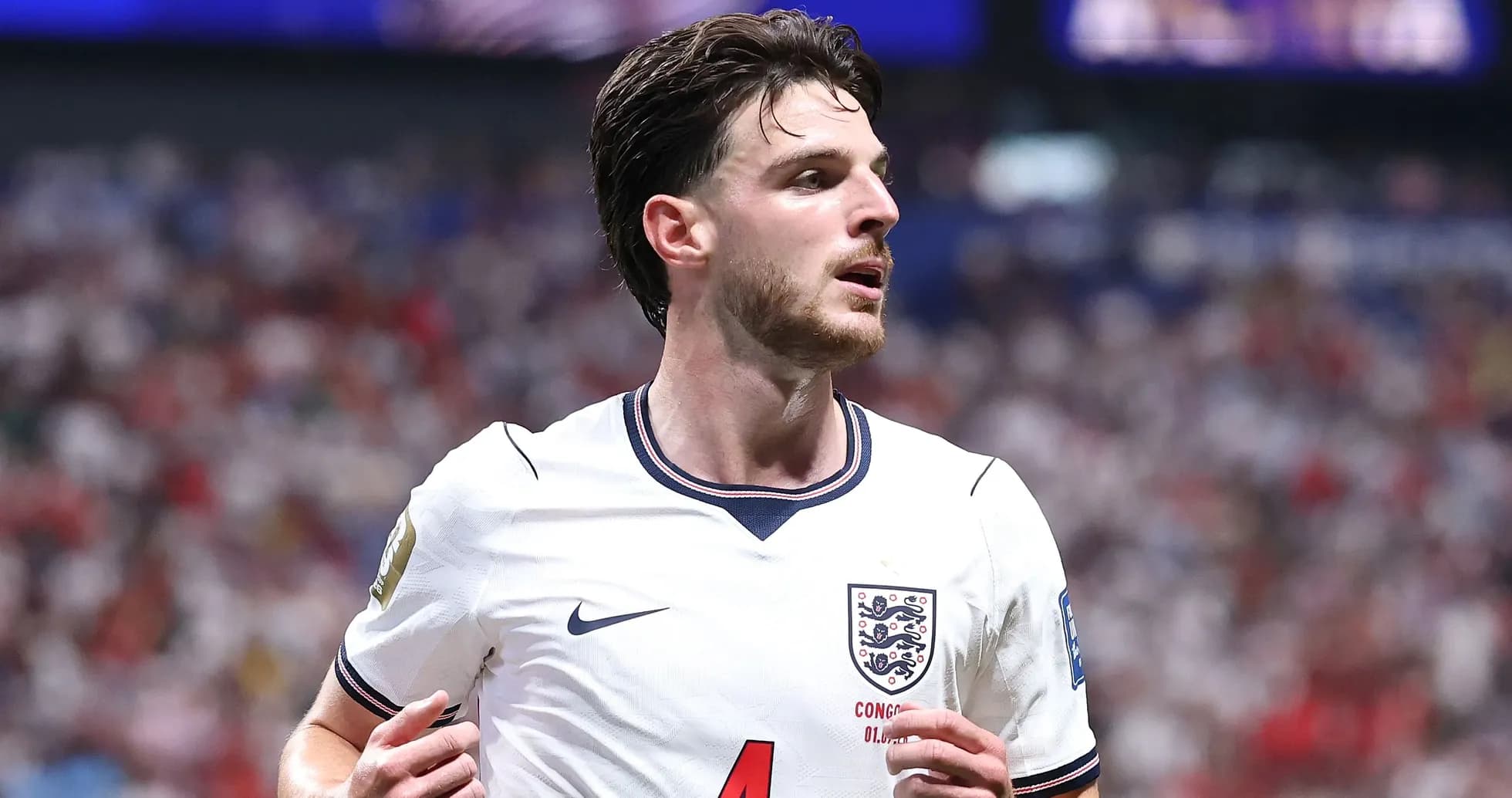 Jugador de Inglaterra corriendo en el campo durante partido