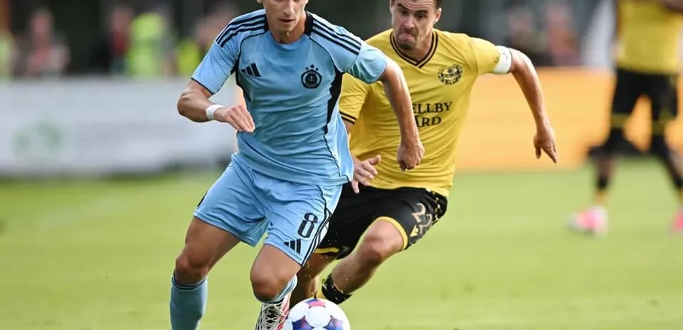 Jugador de Slovan Bratislava en acción contra Mjallby