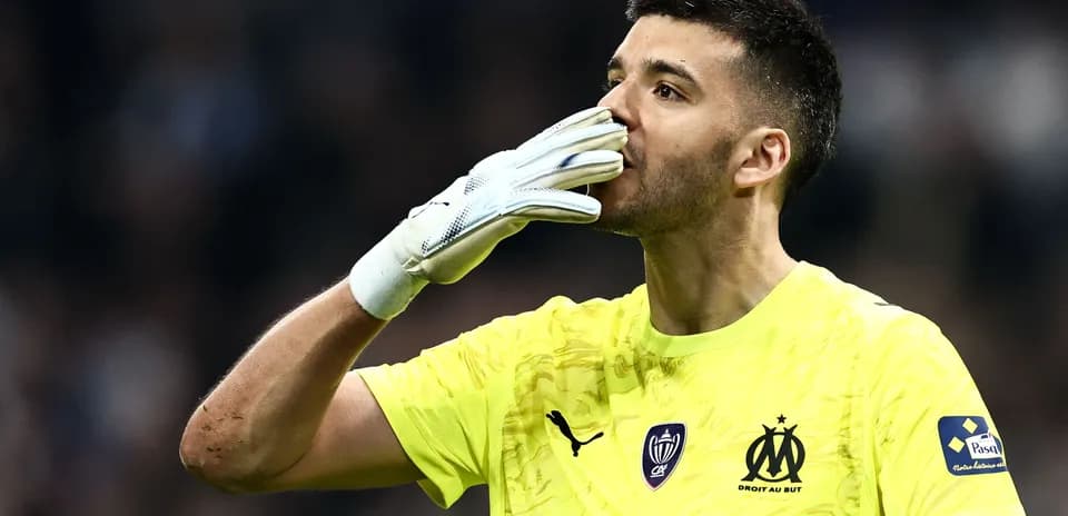 Portero saludando tras la victoria del equipo