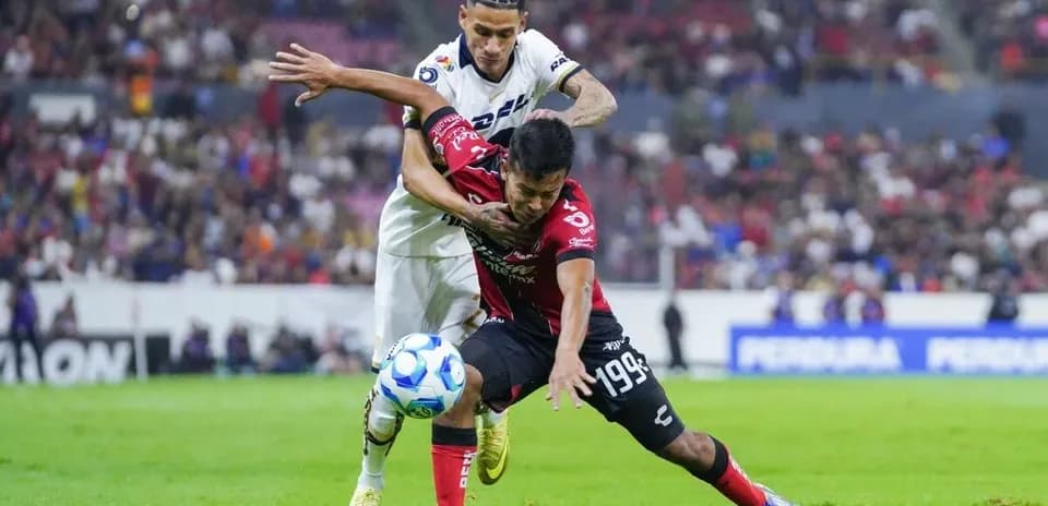 Jugador de Atlas compitiendo por el balón