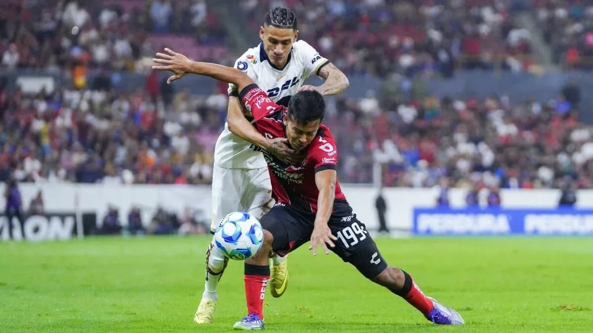Jugador de Atlas compitiendo por el balón