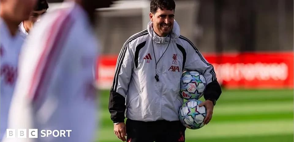 Entrenador sosteniendo balones en sesión de entrenamiento