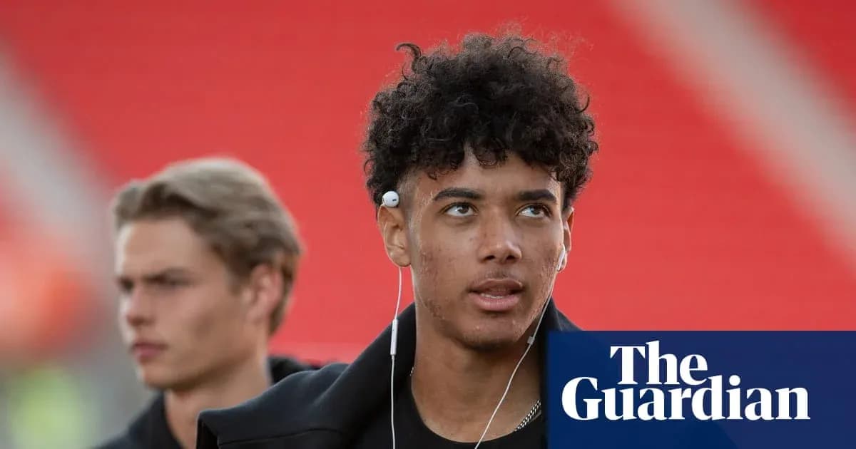 Jugador caminando con auriculares antes del partido