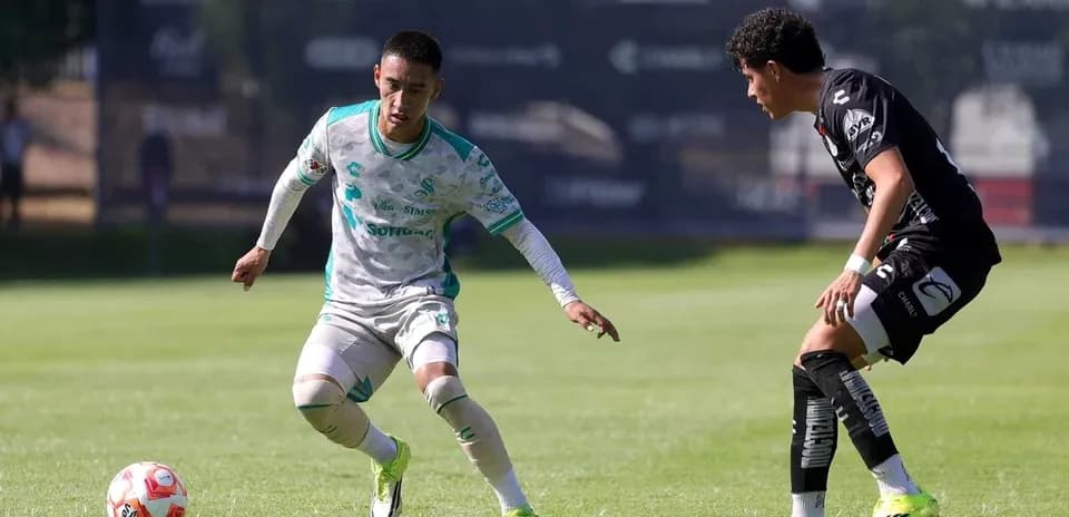 Jugador de Santos Laguna U21 driblando a un rival