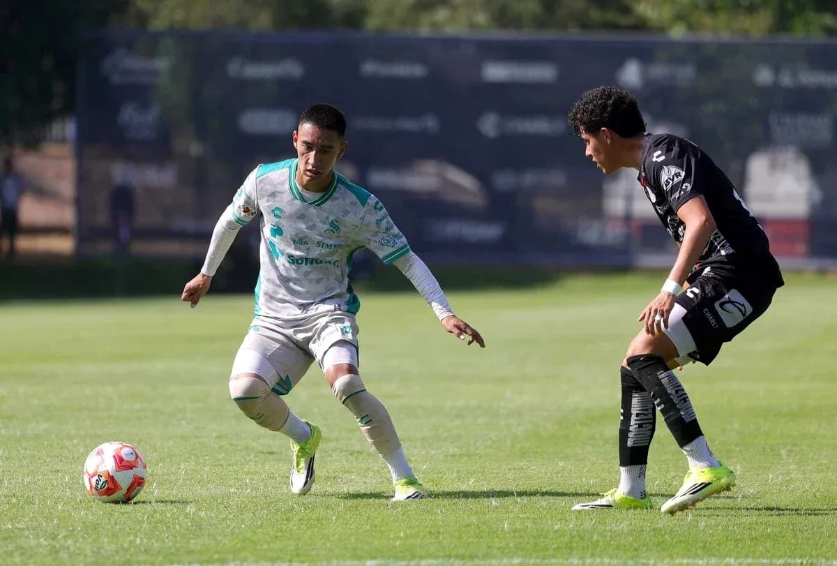 Jugador de Santos Laguna U21 driblando a un rival