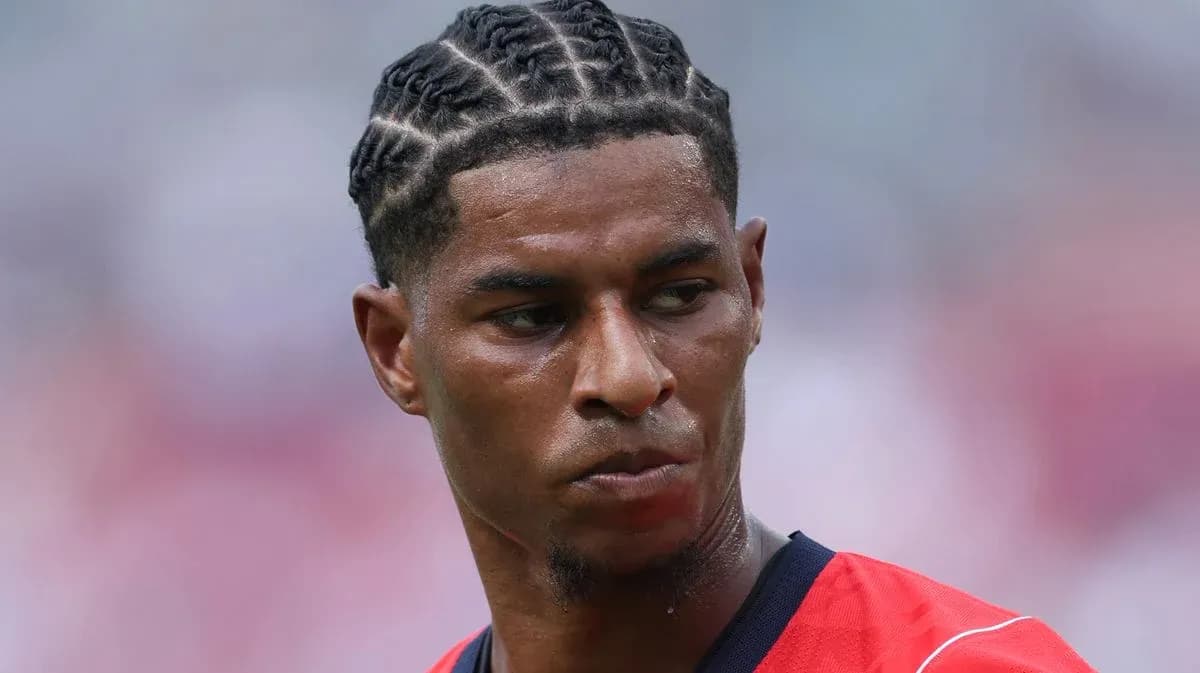 Jugador con trenzas mirando hacia un lado