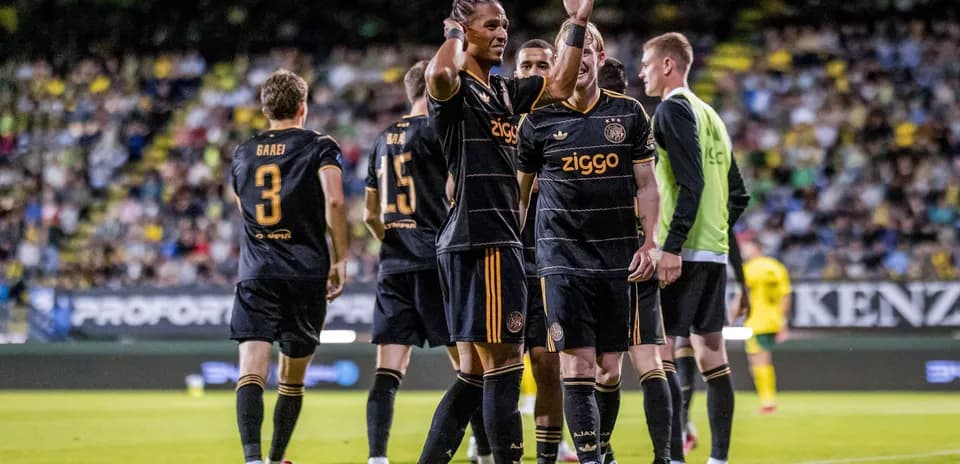 Jugadores de Ajax celebrando un gol durante el partido