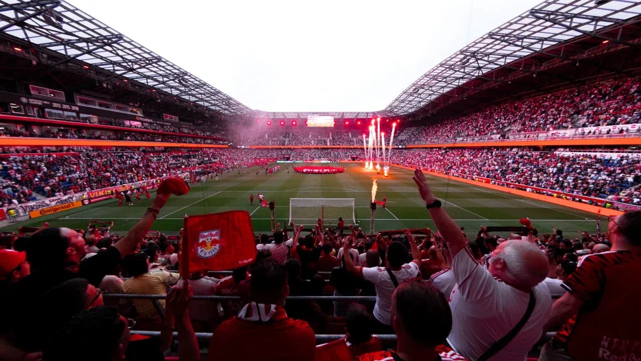 Aficionados animando en el estadio Red Bull