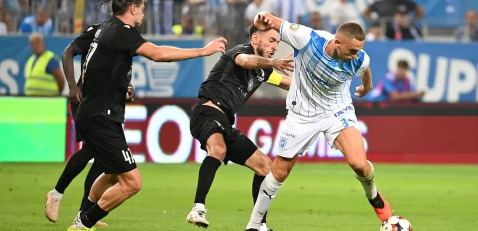 Jugador de Universitatea Craiova en acción