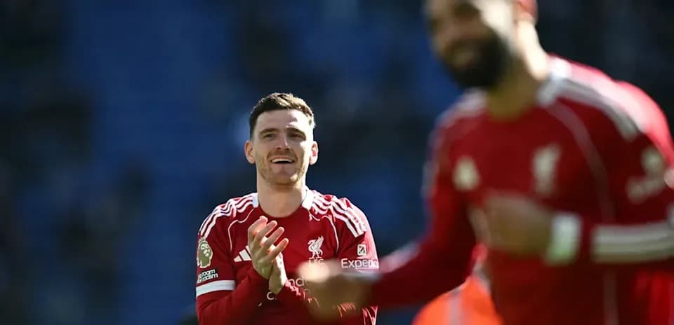 Jugadores de Liverpool aplaudiendo en el campo