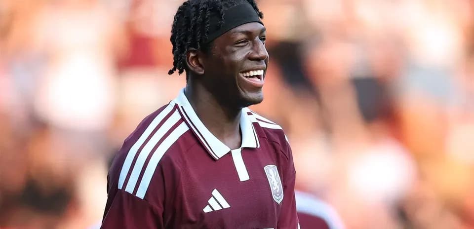 Jugador sonriendo en camiseta de equipo durante partido