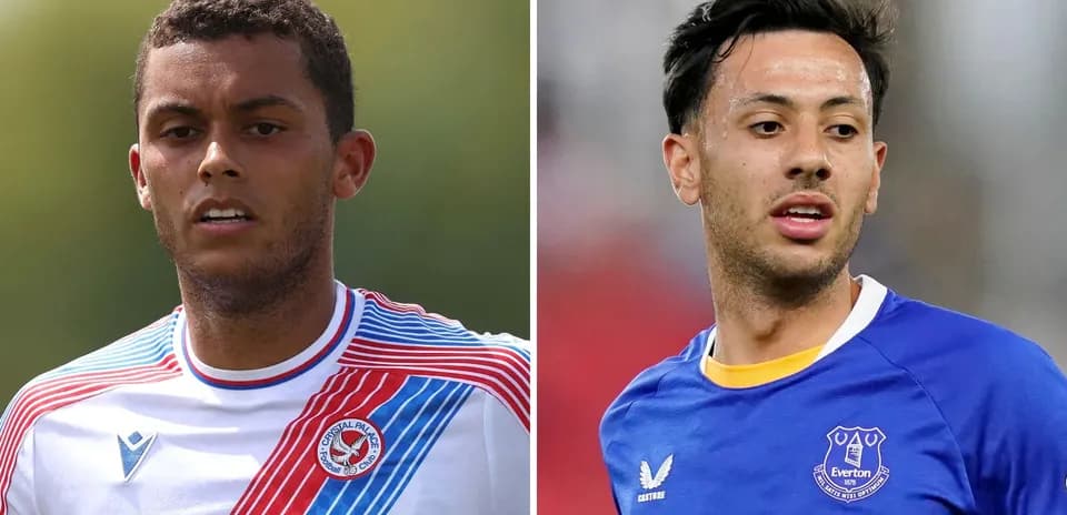 Dos jugadores en uniforme de fútbol durante un partido