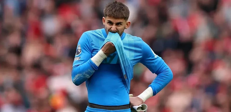Portero sosteniendo su camiseta en un partido