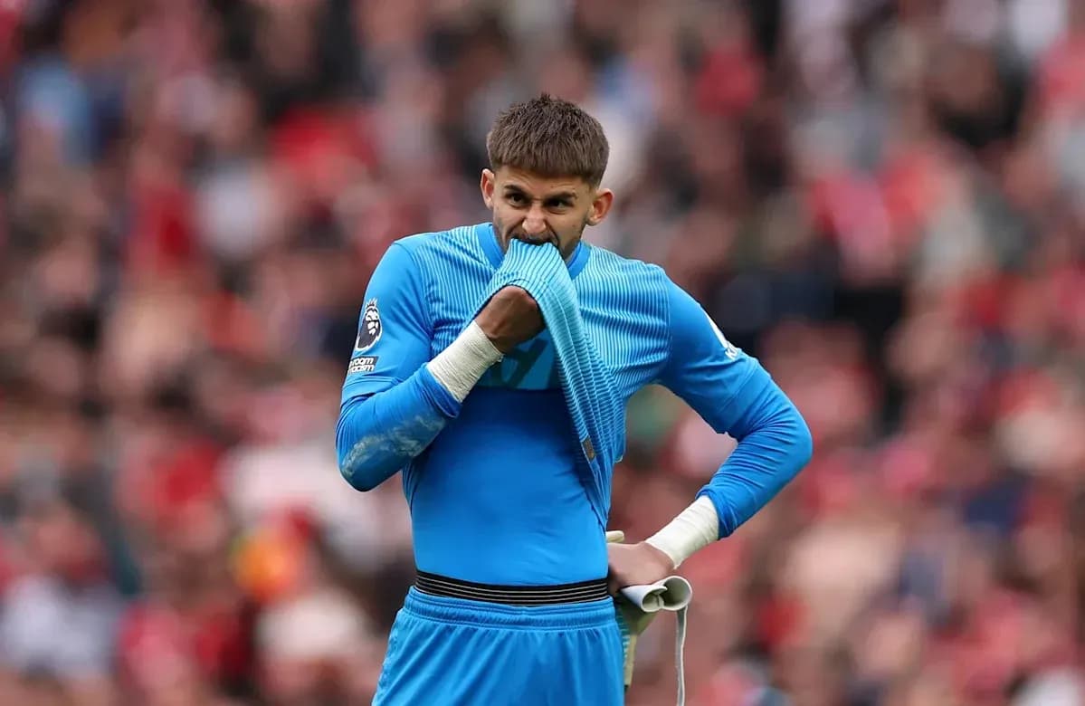 Portero sosteniendo su camiseta en un partido