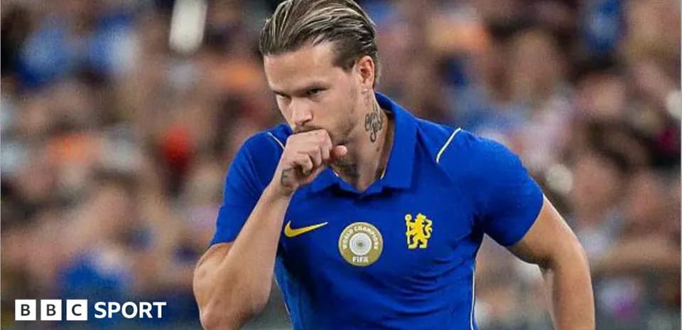 Jugador de Chelsea con camiseta azul durante el partido