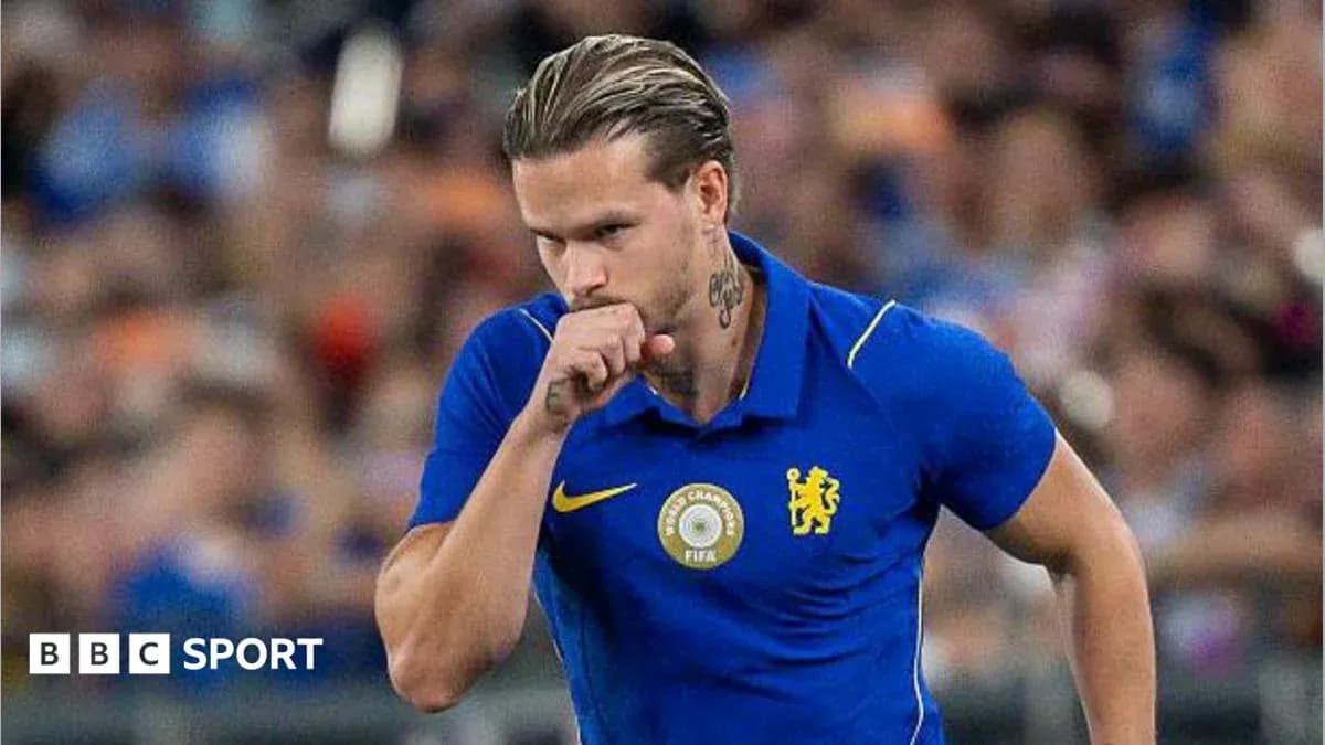 Jugador de Chelsea con camiseta azul durante el partido