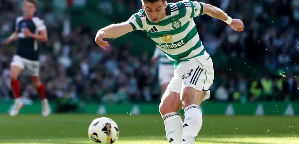 Jugador de Celtic chutando el balón en el campo