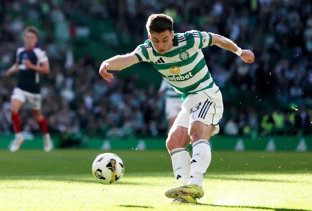 Jugador de Celtic chutando el balón en el campo