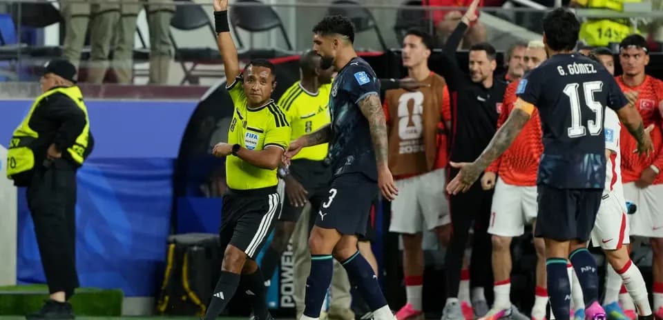 Por qué taparse la boca es tarjeta roja en el Mundial de 2026: la polémica que cambió una regla de FIFA