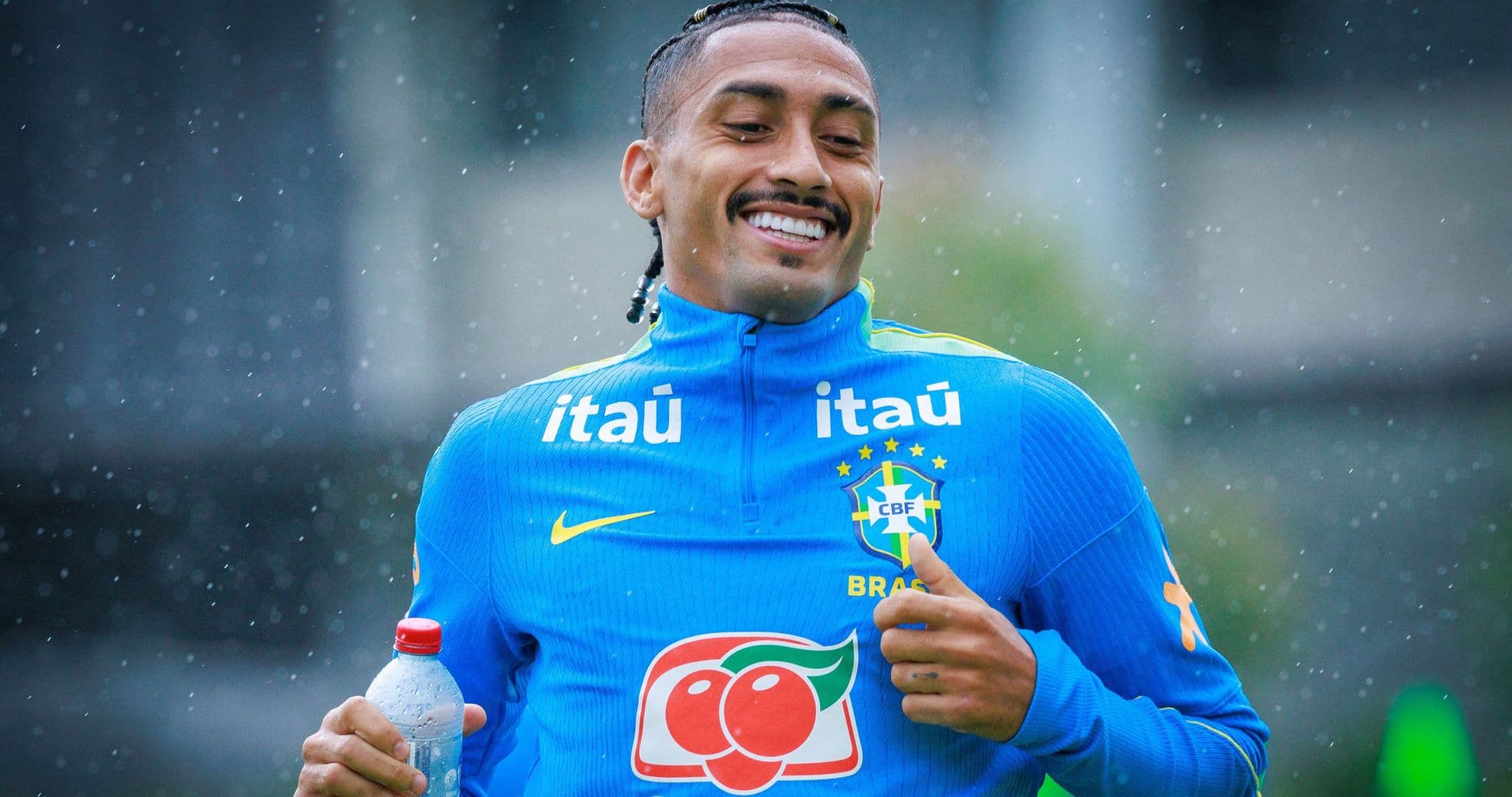 Raphinha recibe la camiseta número 10 de Brasil para amistosos contra Australia e India