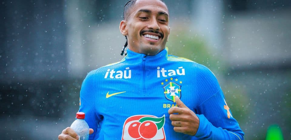 Raphinha recibe la camiseta número 10 de Brasil para amistosos contra Australia e India