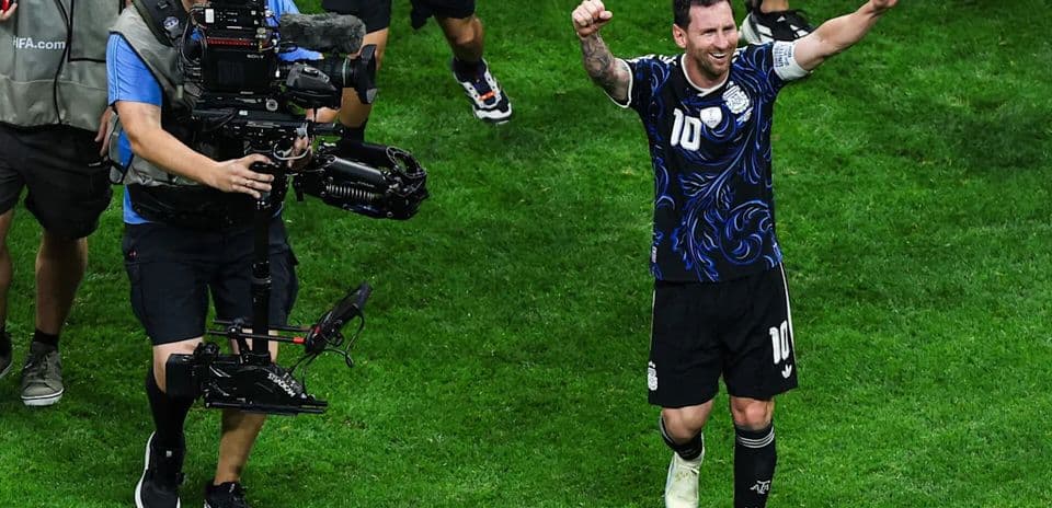 Cómo la victoria de Argentina inspirada por Lionel Messi frente a Inglaterra elevó los precios de las entradas para la final del Mundial